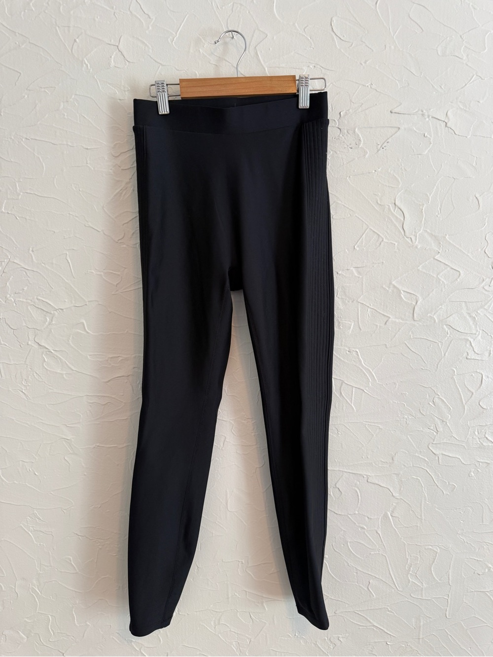 ALO Yoga Airlift High-Waist 7/8 Turn it Up Leggings. Size XS. Black